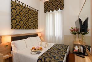UNAHOTELS Ala Venezia - Adults only +16 | Venice | hotel room with mirror