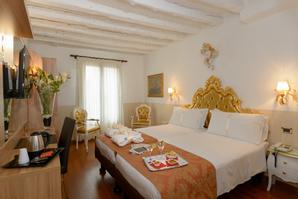 UNAHOTELS Ala Venezia - Adults only +16 | Venice | room with desk and welcome kit