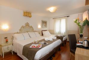 UNAHOTELS Ala Venezia - Adults only +16 | Venice | room for family in venice center