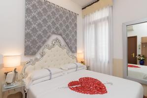 UNAHOTELS Ala Venezia - Adults only +16 | Venice | romantic roses on the bed