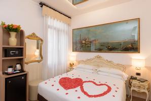 UNAHOTELS Ala Venezia - Adults only +16 | Venice | hearts on the bed in venice