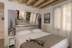 UNAHOTELS Ala Venezia - Adults only +16 | Venice | roses on bed