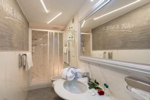 Hotel Ala  | Venice | white bathroom