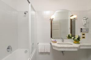 UNAHOTELS Ala Venezia - Adults only +16 | Venice | bathroom with tub