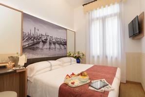 Hotel Ala  | Venice | room with venice picture