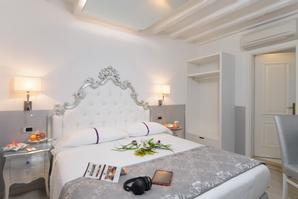 Hotel Ala  | Venice | white hotel room