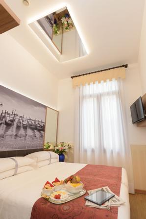 Hotel Ala  | Venice | room light in venice