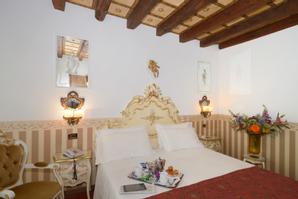 UNAHOTELS Ala Venezia - Adults only +16 | Venice | camera hotel con fiori