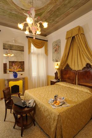 Hotel Ala  | Venice | camera con camino e stile veneziano