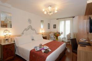 UNAHOTELS Ala Venezia - Adults only +16 | Venice | room with welcome kit
