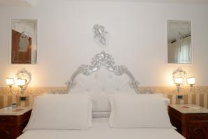 Hotel Ala  | Venice | camera cuscini e luci