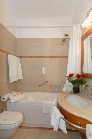 Hotel Ala  | Venice | bathroom with flowers