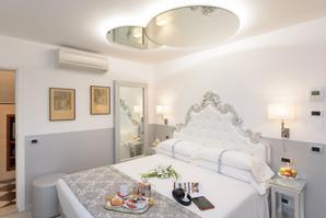 UNAHOTELS Ala Venezia - Adults only +16 | Venice | mirrors in the room