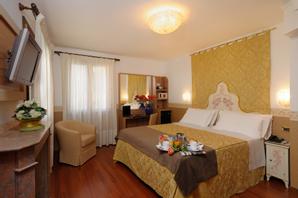 Hotel Ala  | Venice | yellow room in venice center