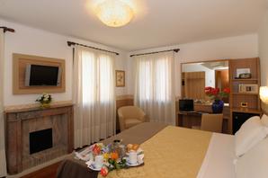 UNAHOTELS Ala Venezia - Adults only +16 | Venice | romantic flowers on bed in venice
