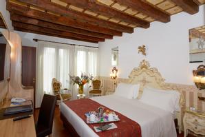 UNAHOTELS Ala Venezia - Adults only +16 | Venice | romantic breakfast on bed