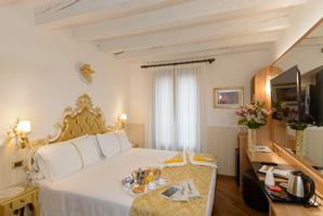 Hotel Ala  | Venice | yellow room in venice