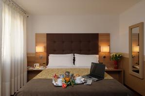 Hotel Ala  | Venice | camera con regalo sul letto