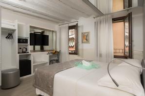 UNAHOTELS Ala Venezia - Adults only +16 | Venice | romantic hotel room with welcome kit
